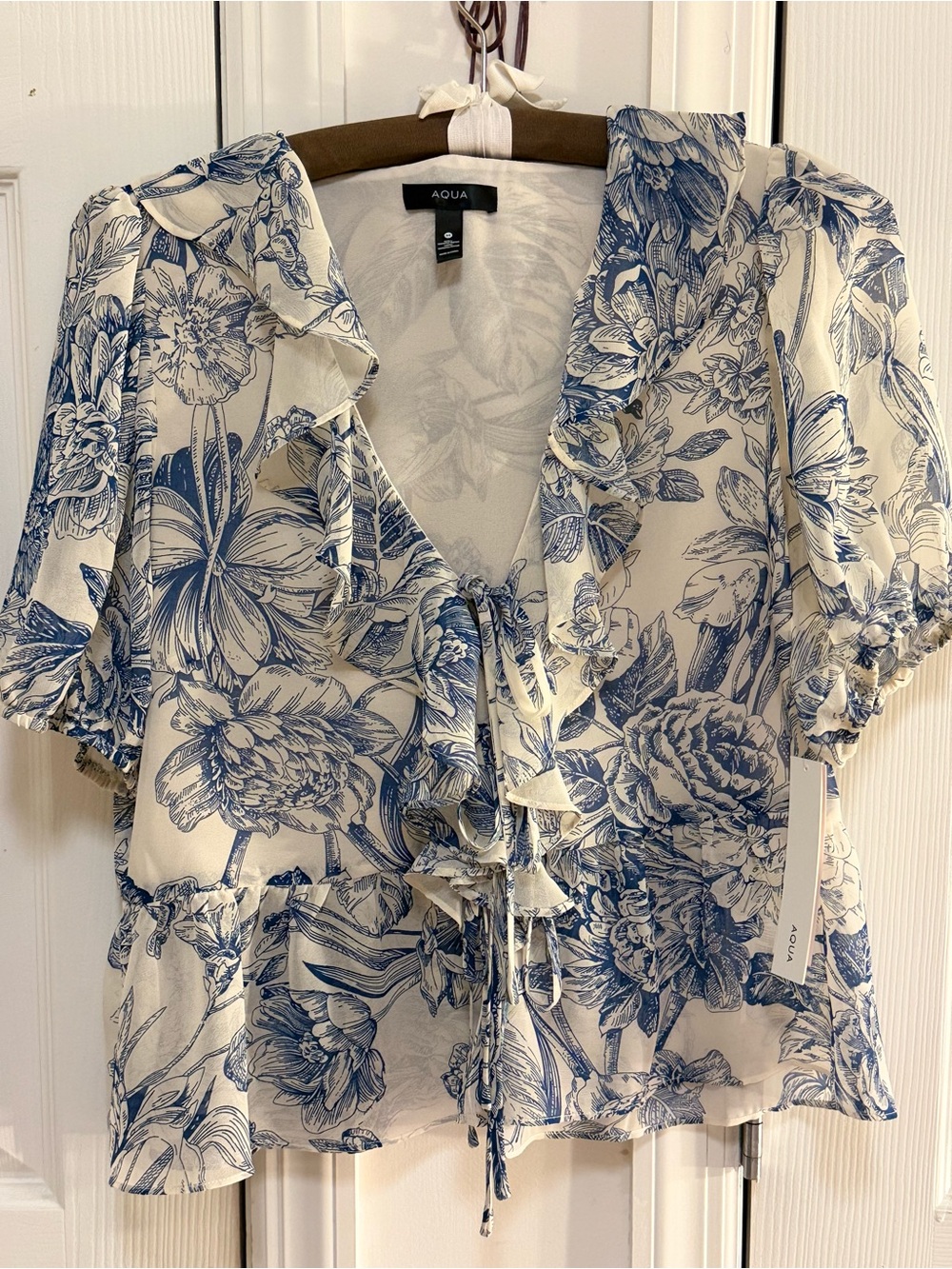 AQUA Floral Peplum/Ruffle Tie Front Blouse NWT Women’s Blue White Toile Top